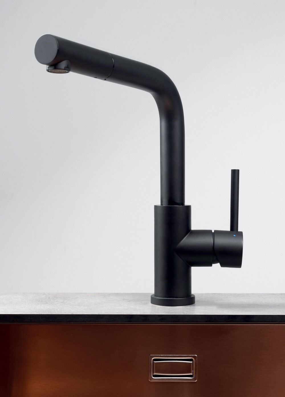 Grifo Luisina acero RC304DO 079 negro mate montado en bancada cocina