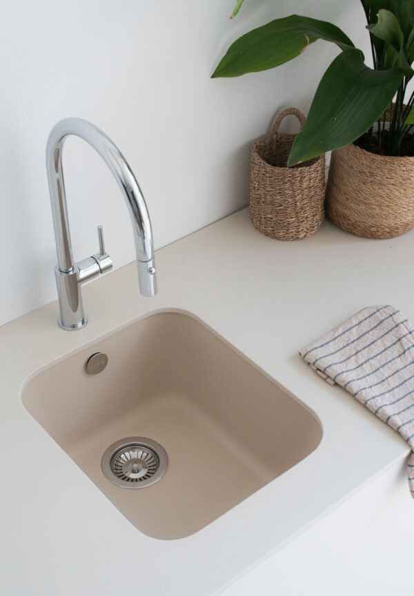 Poalgi Gandia Hekla 35 color Pumice montado bajo la encimera