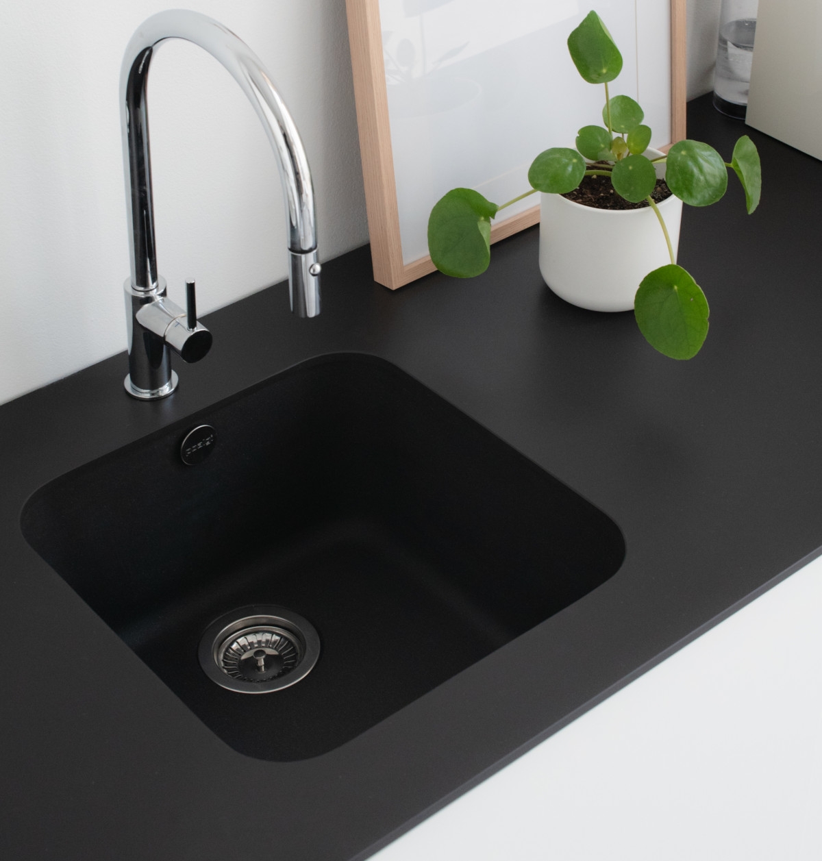 Poalgi Gandia Hekla 40 color negro basalt montado bajo la encimera Poalgi Gandia Hekla 40 color negro basalt montado bajo la encimera