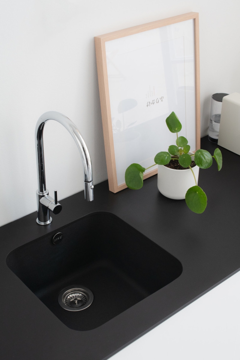 Poalgi Essenzial Hekla 40 negro basalt montado bajo la encimera Poalgi Essenzial Hekla 40 negro basalt montado bajo la encimera